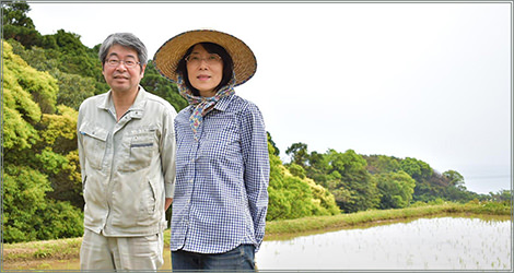 修復用の稲わらを提供いただいている石川さん夫妻（ゲストハウスVIEWS経営）
