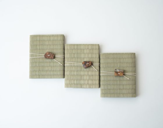 本を開く前に、気持ちが整う。屋久杉×畳（いぐさ）のブックカバー